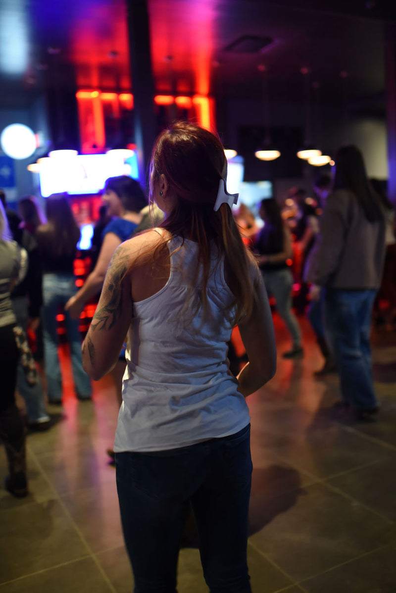 Quelqu'un qui arrive à la soirée