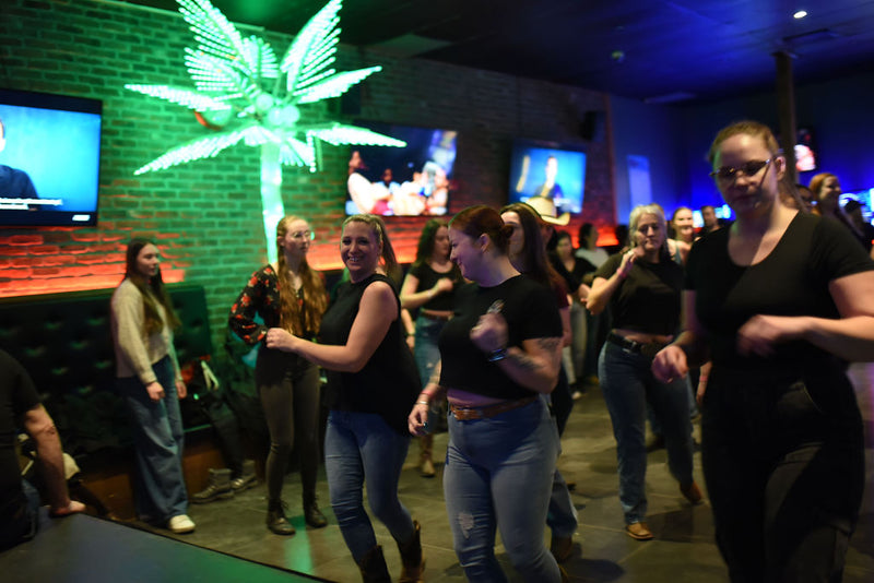 Le groupe en pleine danse