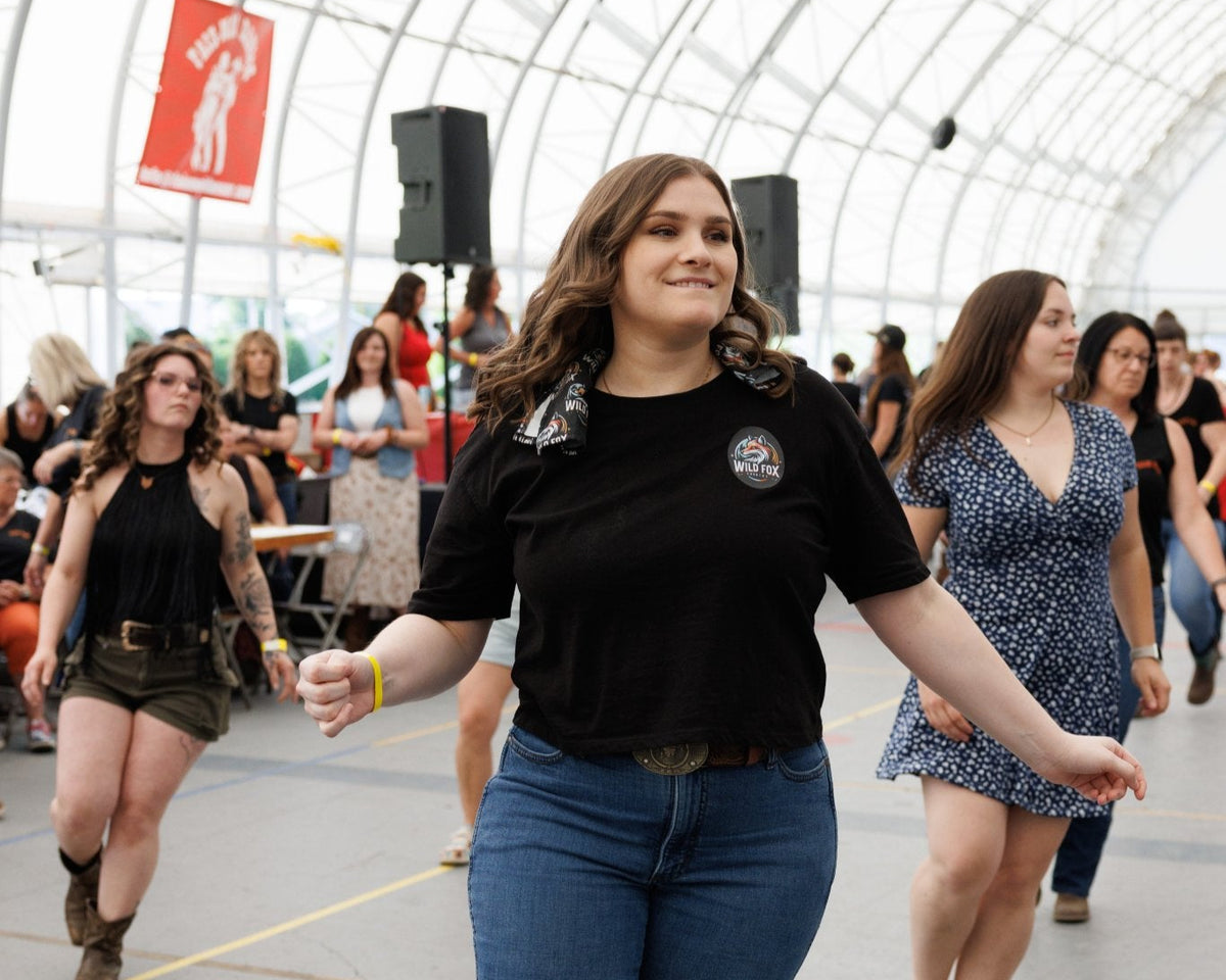 Cindy, instructrice, danse en souriant au milieu du groupe