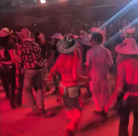 Groupe de danseurs souriants